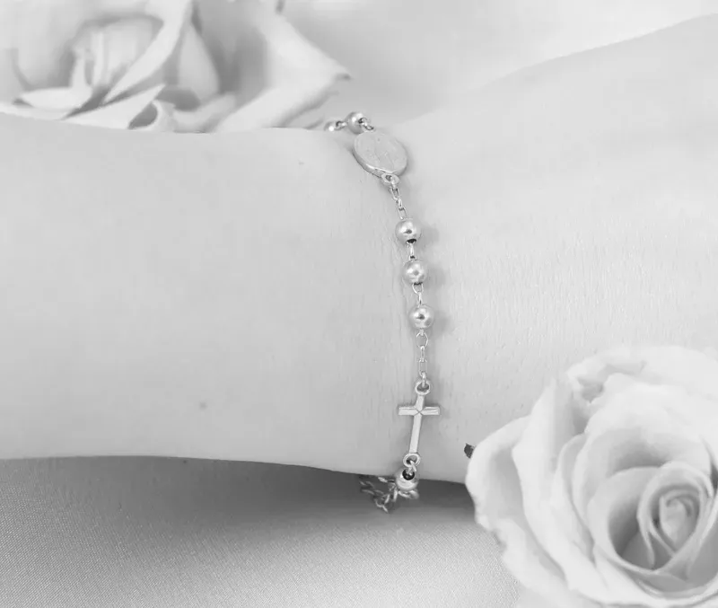 Bransoletki srebrne z religijnymi zawieszkami